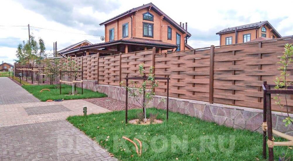 Забор плетенкой из древесно-полимерного композита вокруг дома фото