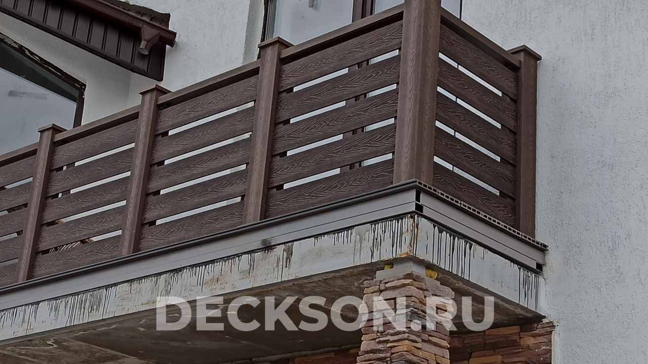Ограждения на балконе из дпк с заборной доской